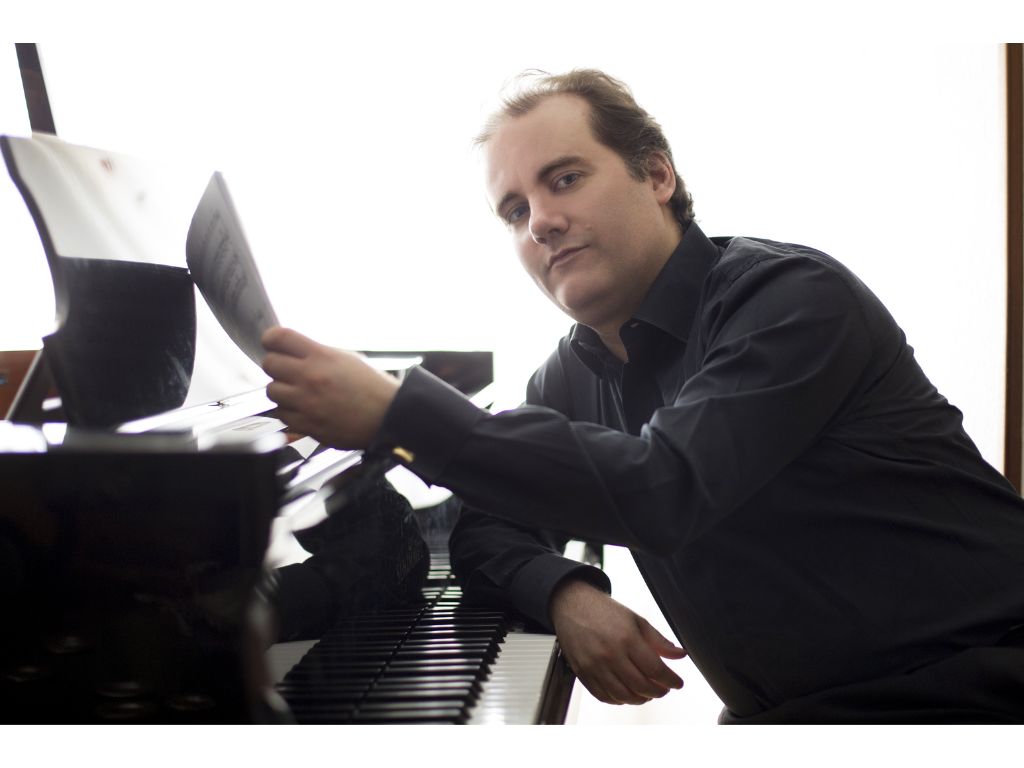 Josu de Solaun plays Beethoven & Shostakovich